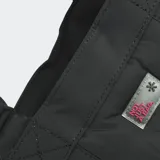 Bolso tipo shopper negro, acolchado con costuras verticales, asas de hombro y un pequeño parche decorativo en el frente.