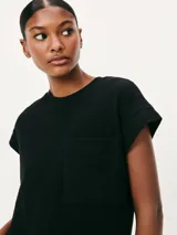 Vestido corto amarillo con cuello redondo, mangas cortas con dobladillo y bolsillo de parche en el pecho.