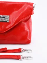 Cartera tipo sobre de cuero sintético negro con acabado brillante y efecto arrugado. Cuenta con una solapa frontal y un cierre metálico giratorio plateado.