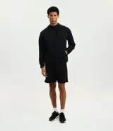 Saco deportivo con capucha y cierre frontal de cremallera, confeccionado en tejido tech fleece. Presenta mangas largas, bolsillos laterales con cierre y puños acanalados, ofreciendo un diseño liviano y térmico.