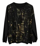 Sweater negro con estampado dorado abstracto, de corte holgado y manga larga.