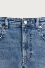 Jeans skinny cropped fit de corte ajustado y tiro medio, con diseño de cinco bolsillos y efecto lavado.