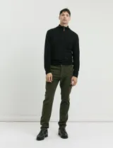 Pantalon de pana de corte clasico, color verde oliva, con bolsillos delanteros inclinados y bolsillos traseros de ribete.
