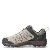 Championes de trekking Merrell modelo Crosslander 3, combinan gamuza y malla transpirable en tonos gris y beige con detalles en negro y suela de goma robusta para mayor tracción.