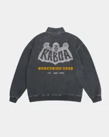 Buzo tipo half zip de algodón con efecto acid wash, cuello alto con cierre, mangas largas y puños y cintura de rib. Presenta un gran estampado en la espalda con diseño de calavera y texto.