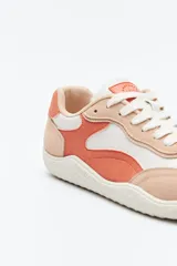 Zapatilla de estilo barefoot color marrón, confeccionada con una combinación de gamuza y materiales sintéticos. Presenta un diseño de perfil bajo con suela de goma flexible en color caramelo que incluye el logo de la marca grabado en el lateral.