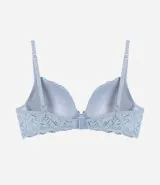 Soutien femenino modelo base, con relleno hueco, confeccionado en encaje rústico. Posee tirantes finos ajustables y un pequeño lazo con medalla aplicada en el centro del busto.