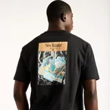 Remera negra de corte clásico con cuello redondo y mangas cortas. Presenta un pequeño estampado en el pecho con diseño de champión y el logo de la marca.