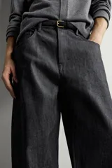 Jeans tapered wide fit de hombre, confeccionados en denim de algodón con efecto lavado en tono azul oscuro. Presentan diseño de cinco bolsillos, tiro medio, corte relajado y cierre frontal con cremallera y botón.