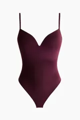 Body colaless bordó con efecto moldeador, copas acolchadas, escote profundo y tirantes finos regulables.