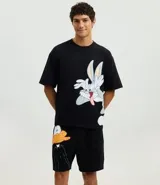 Pijama masculino de algodón con estampado de Looney Tunes, compuesto por una remera boxy fit negra con la cara de Bugs Bunny y un short negro con la cara de Pato Lucas.
