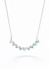 Collar de plata 925 con cadena forcé y una hilera de piedras de topacio celeste talladas en forma de gota, dispuestas en forma de arco.