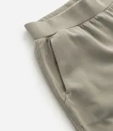 Pantalón deportivo de corte recto con ajuste levemente afunilado, confeccionado en tejido técnico con cintura elástica ancha. Presenta bolsillos laterales y bolsillo trasero embutido con acabado limpio.