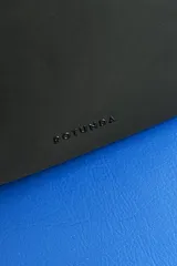Cartera tipo shopper color negro, de diseño estructurado con doble asa de mano y cierre superior. Presenta sutil grabado de la marca en la parte inferior frontal.