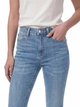 Jeans de corte ajustado en denim color azul medio, con diseño clásico de cinco bolsillos, cierre de cremallera y costuras reforzadas.