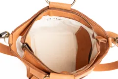 Bolso tipo cesta tejido, color marrón claro, con correa al hombro ajustable y herrajes dorados.