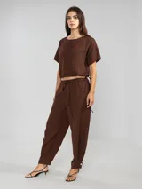 Top corto color marrón de lino tencel, con mangas cortas y lazo ajustable en el ruedo.
