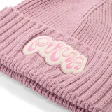 Gorro tipo beanie de punto acanalado en color rosado, con parche frontal bordado con diseño gráfico de la marca Puma.