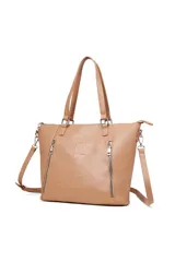 Bolso tipo shopper color beige con diseño estructurado, logo 'TRENDY' grabado en el frente y dos bolsillos verticales con cierre metálico. Incluye doble asa de mano y correa larga ajustable y extraíble.