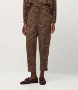 Pantalón de corte sastre en tejido crepé con estampado animal print de leopardo. Presenta un diseño fluido con cintura elástica y cordón de ajuste frontal.