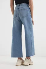 Pantalón palazzo de jean celeste de tiro alto y corte ancho.