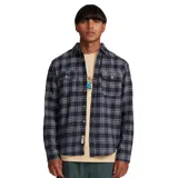 Camisa de manga larga a cuadros azul marino y gris con botones color madera, dos bolsillos frontales con botón y etiqueta de la marca en el ruedo.