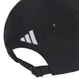 Gorra deportiva Adidas de color negro con diseño de la escudería Mercedes, presenta el logotipo de Mercedes-Benz bordado en blanco en el panel frontal y el emblema de Adidas en la visera, además de un detalle de ribete azul en el borde de la misma.