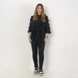 Poncho negro con flecos y detalles de textura en diagonal.