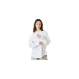 Camisa formal blanca de manga larga, con cuello clásico y cierre frontal abotonado oculto.