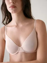 Soutien con aro y copas sin relleno, color beige, confeccionado en microfibra suave de efecto invisible con breteles ajustables y cierre trasero.