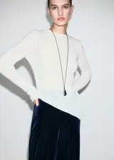Pantalón wide leg de terciopelo color azul marino, de tiro medio y cintura con goma elástica sin cierre.