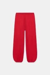 Pantalón bombacho de punto color rojo, con cintura elástica y perneras abullonadas acabadas en puño ajustado.