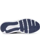 Championes de running Under Armour modelo Charged Versurge, color azul marino con detalles en gris y suela blanca. Presentan una parte superior resistente con revestimientos de gamuza sintética y base textil, plantilla Deluxe Comfort System y mediasuela Charged Cushioning para mayor amortiguación.