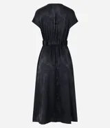 Vestido midi celeste con estampado jacquard, escote en V cruzado, manga corta y cinturón con elástico.