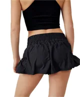 Short deportivo negro de calce fluido, tiro alto con cintura elástica fruncida y delicados pliegues que aportan movimiento.