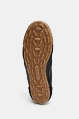 Championes deportivos de estilo minimalista, confeccionados en una combinación de materiales textiles y sintéticos con textura. Presentan una lengüeta superpuesta con cierre de gancho, cordones ocultos, punta redonda y suela plana de goma color caramelo.