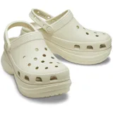 Zuecos Crocs Classic Bae color tostado, con plataforma alta y suela contorneada, diseño clásico con perforaciones de ventilación en la parte superior y tira trasera ajustable.