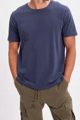 Remera de manga corta con cuello redondo, color azul marino, de corte clásico y diseño liso.
