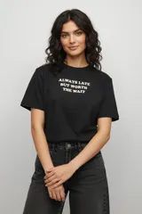 Remera de algodón color verde militar, con cuello redondo, manga corta y estampado frontal con la frase 'NOT YOUR GIRL JUST YOUR TYPE' en color blanco.
