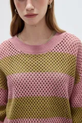 Sweater de tejido de punto calado con diseño a rayas horizontales en color blanco y azul marino, cuello redondo y mangas largas.