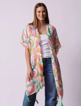 Kimono tejido con estampado floral multicolor y terminación de ruedo con borlas verdes.