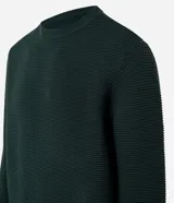 Suéter de punto liviano Marfinno para hombre, en color ladrillo con texturas horizontales acanaladas, cuello redondo y mangas largas.