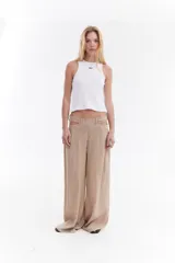 Top musculosa blanco de canalé con cuello redondo, corte ajustado y detalle de botones a presión en el lateral.