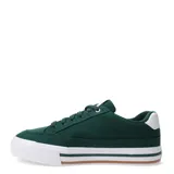 Championes urbanos Puma modelo Court Classic Vulc, color negro con detalles en blanco. Presentan un diseño de corte bajo con capellada de lona, cierre de cordones y suela vulcanizada con franja decorativa.