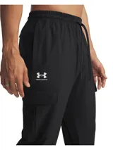 Pantalón cargo Under Armour Woven para hombre, color negro, de corte ajustado con bolsillos laterales y logo de la marca en la pierna izquierda.