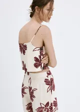 Top de tirantes finos con escote cuadrado, de corte recto y estampado floral en tonos bordó sobre base beige.