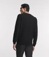 Suéter de punto para hombre, color celeste, con textura acanalada horizontal, cuello redondo y mangas largas con puños ajustados.