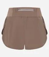 Short runner deportivo 2x1 de microfibra color bordó, con cintura elástica, bolsillo funcional con cierre y bajo redondeado.