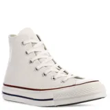 Championes de caña alta Converse modelo Chuck 70, confeccionados en lona de color blanco con puntera de goma y suela vulcanizada con detalles en azul y rojo.