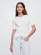 Remera negra de modal, de corte ajustado, con cuello redondo y mangas cortas.
